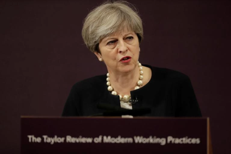 Έτοιμη η Μέι να πατήσει… το κουμπί – Έκτακτο «πολεμικό» υπουργικό συμβούλιο για την Συρία